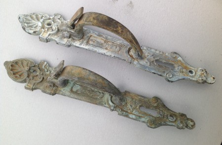 2 Oude antieke koperen raamklinken 29 cm lang.  € 39,00