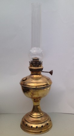 Zeer fraaie koperen olielamp met glas. € 45,50