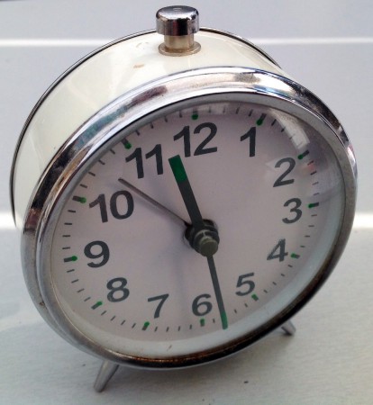 Vintage wekker  metaal 11 cm hoog € 9,50