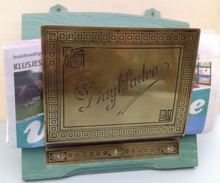 Eikenhout/Messing Krantenhouder € 25,00