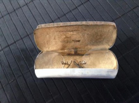 Heel oud brilletje in heel oud doosje € 45,00