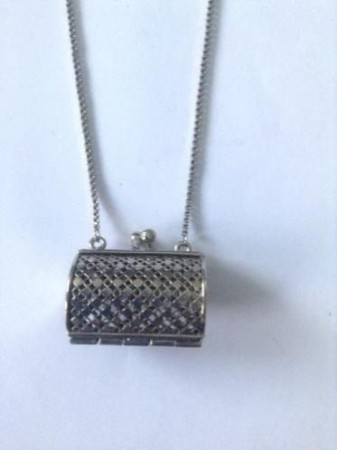  Verzilverd tasje aan zilveren ketting - tasje 4 x 4 cm € 34,90