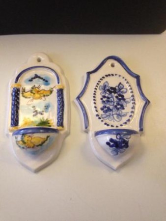  2 brocante porseleinen wijwaterbakjes- oud- prijs per stuk € 15,00